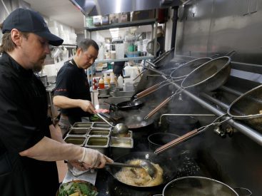 Companies can deduct full cost of business meals on 2022 tax returns