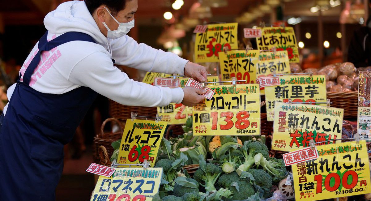 In a Tokyo supermarket, signs of struggle for Japanese business