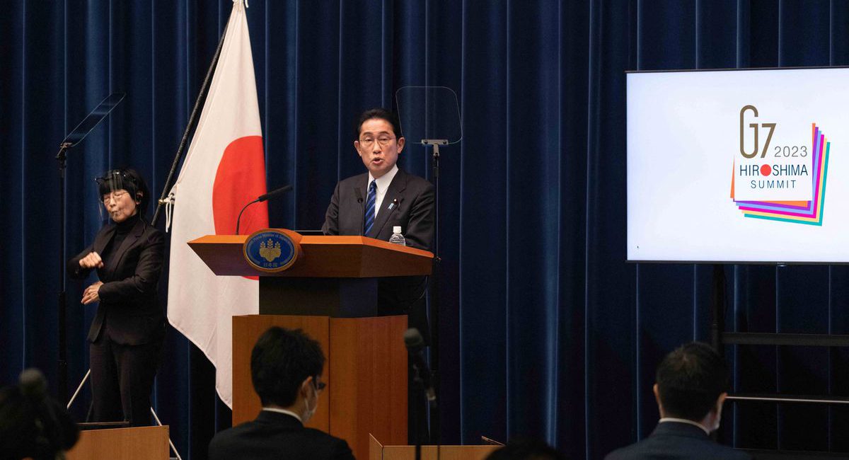 With backing from business lobby, Japan PM calls for workers' pay hikes