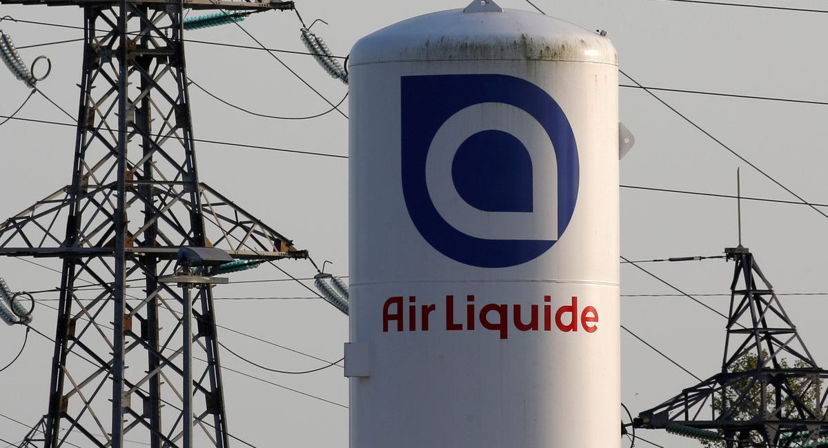 Air Liquide FY sales slightly below consensus, plans clean energy projects