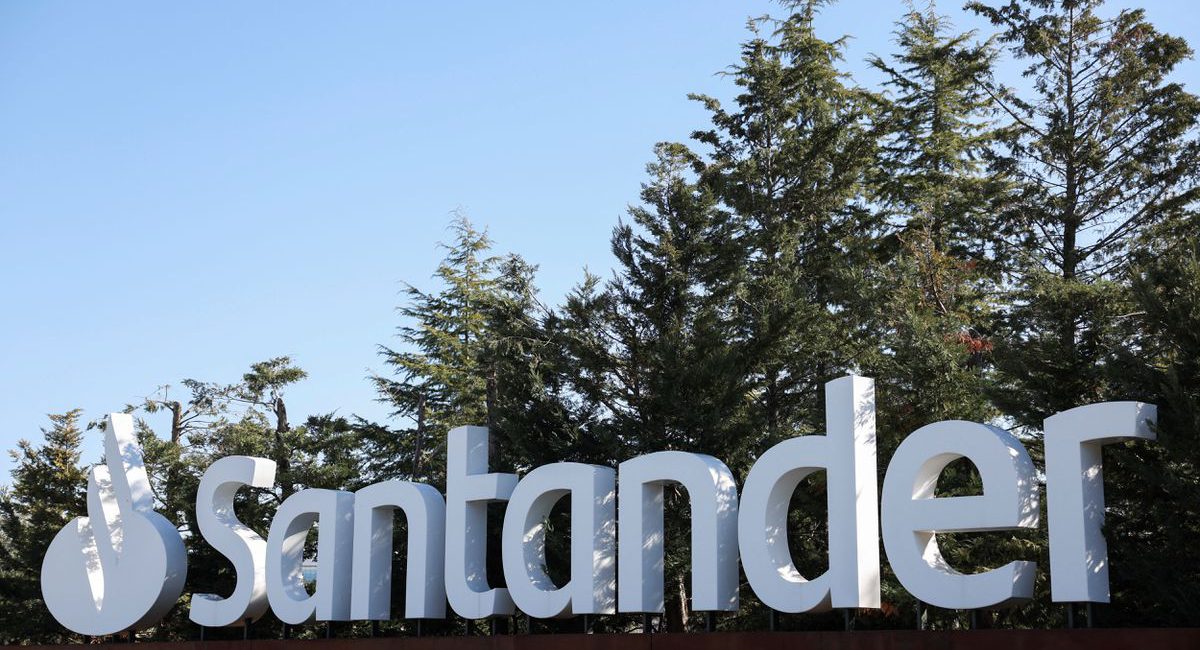 Santander values Mexican business at $8.65 bln on path to de-list