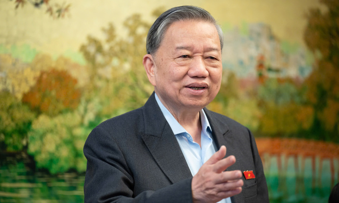 Vietnam's party chief requests priority for sci-tech development, digital transformation